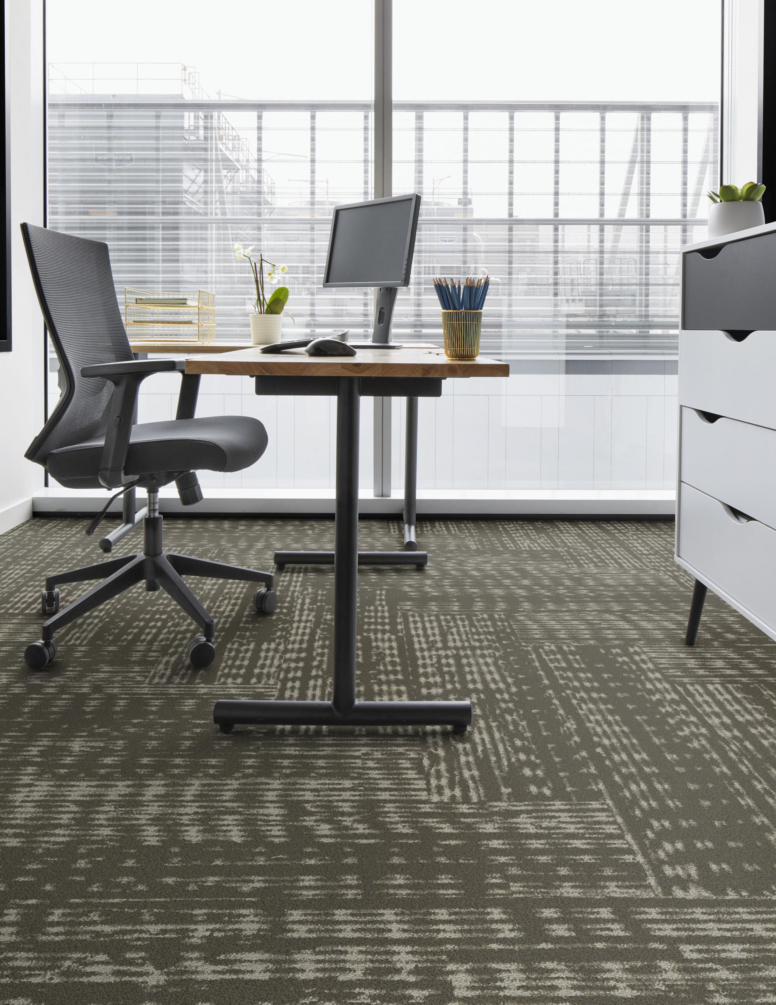 Interface First Edition plank carpet tile in private office imagen número 5